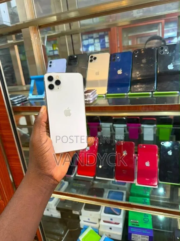 Apple iPhone 11 Pro Max 64 GB White · Photo 1