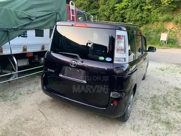 Toyota Sienta 1.5 FWD 2012 Burgundy · Photo 1