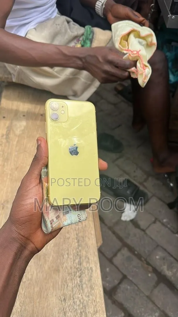Apple iPhone 11 128 GB Yellow · Photo 1