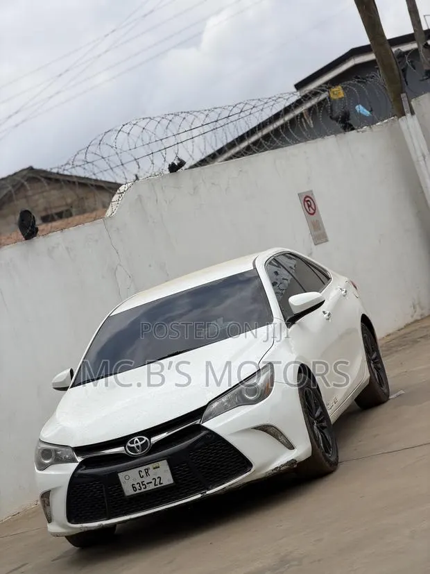 Toyota Camry 2016 White · Photo 1