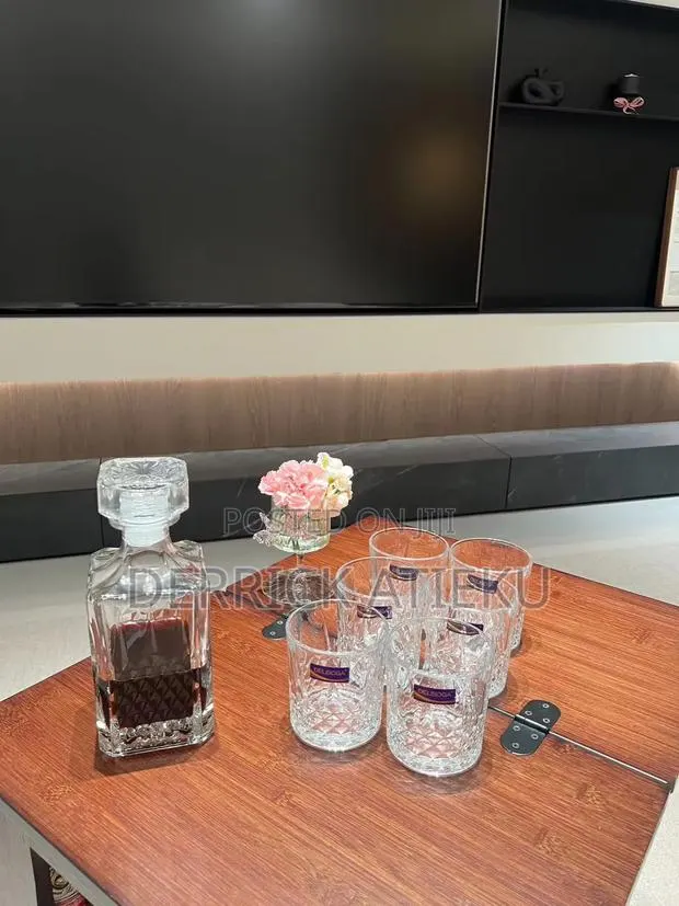 Decante and 6 Whiskey Glass Set · Photo 1