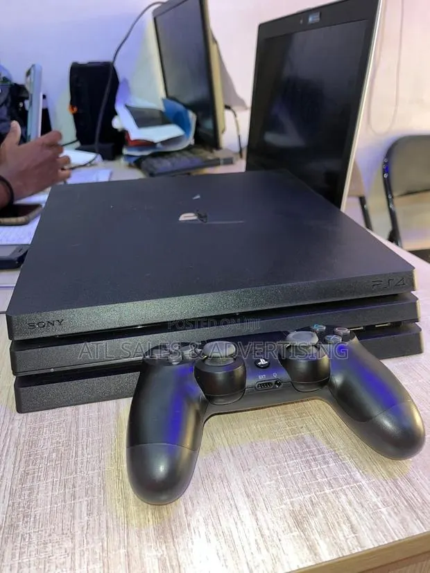 Playstation 4 Pro Ps4 With 10 Games Installed · Photo 1