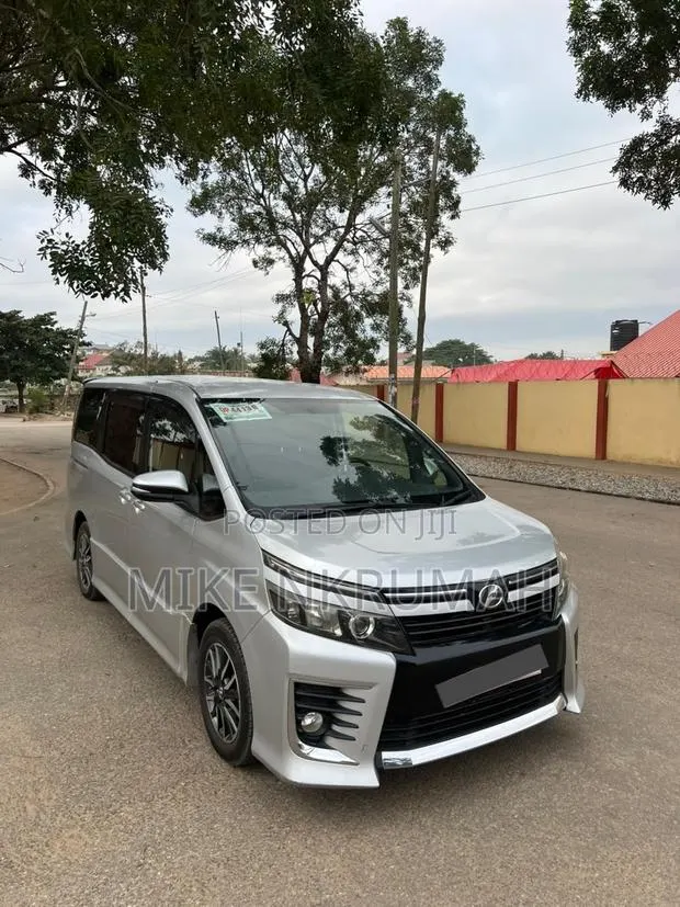 Toyota Voxy 2014 Silver · Photo 1