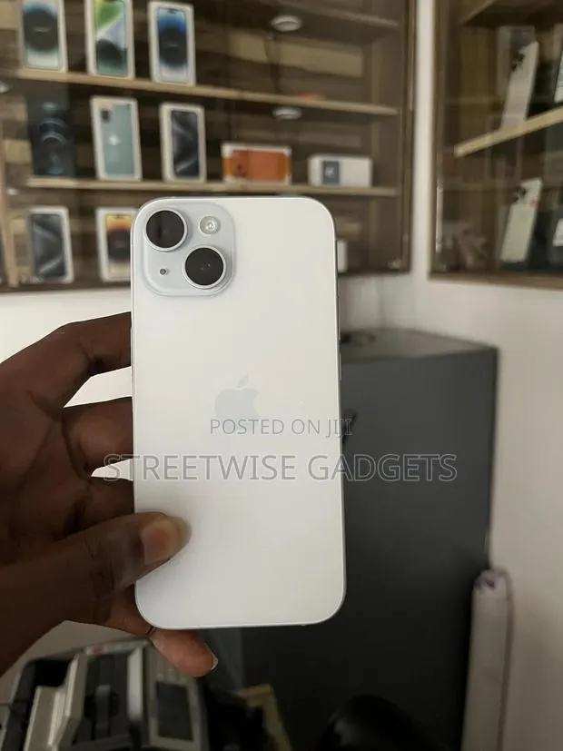 Apple iPhone 15 128 GB White · Photo 1