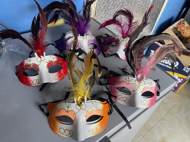 Feathers Masquerade Mask · Photo 1