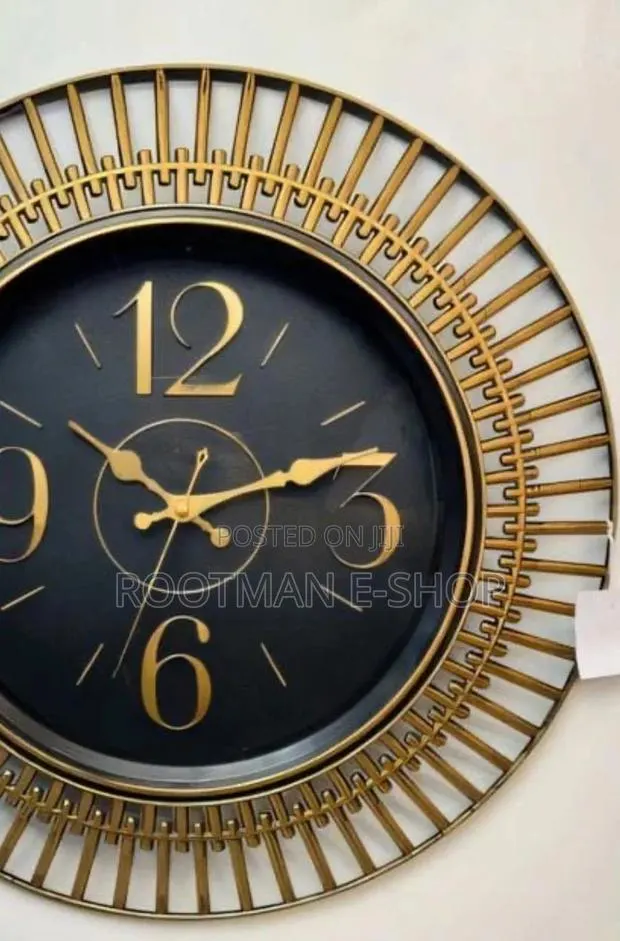 Large Antique Design Wall Clock · Photo 1