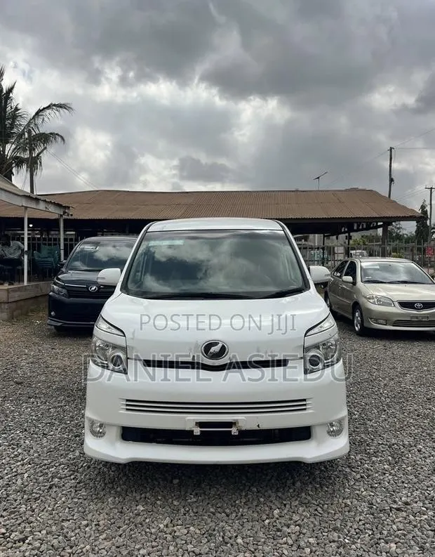 Toyota Voxy V 2WD 8-Seater 2013 White · Photo 1