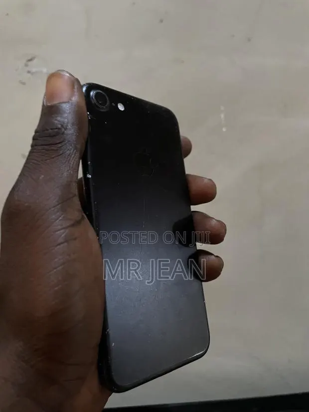 Apple iPhone 7 32 GB Black · Photo 1