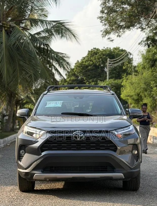 Toyota RAV4 XLE AWD 2023 Gray · Photo 1