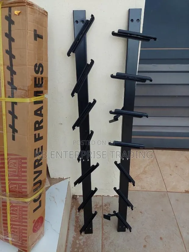 Adjustable Black Aluminum Louvre Window Side Rails · Photo 1