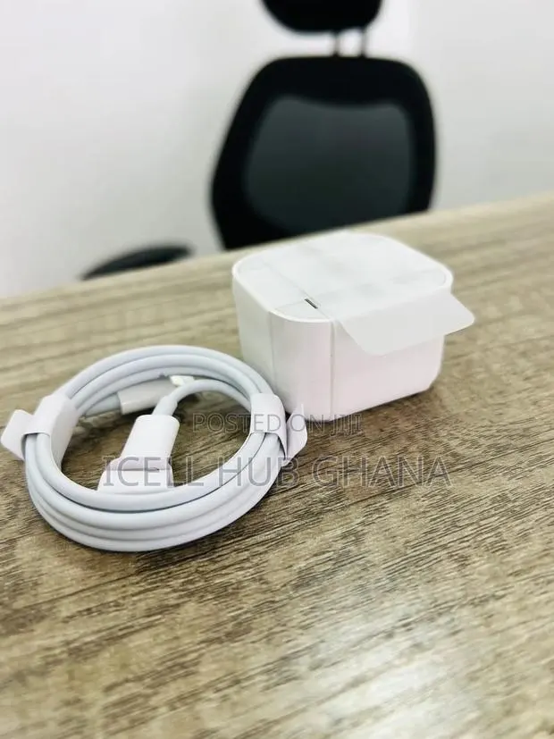 3pin 20w Adapter + Lightning to Usb-C Cable · Photo 1