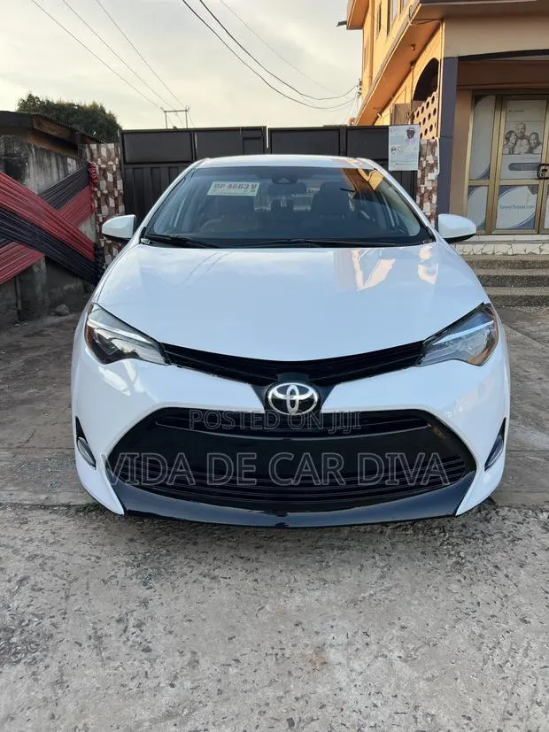 Toyota Corolla SE 4dr Sedan (1.8L 4cyl CVT) 2017 White · Photo 1