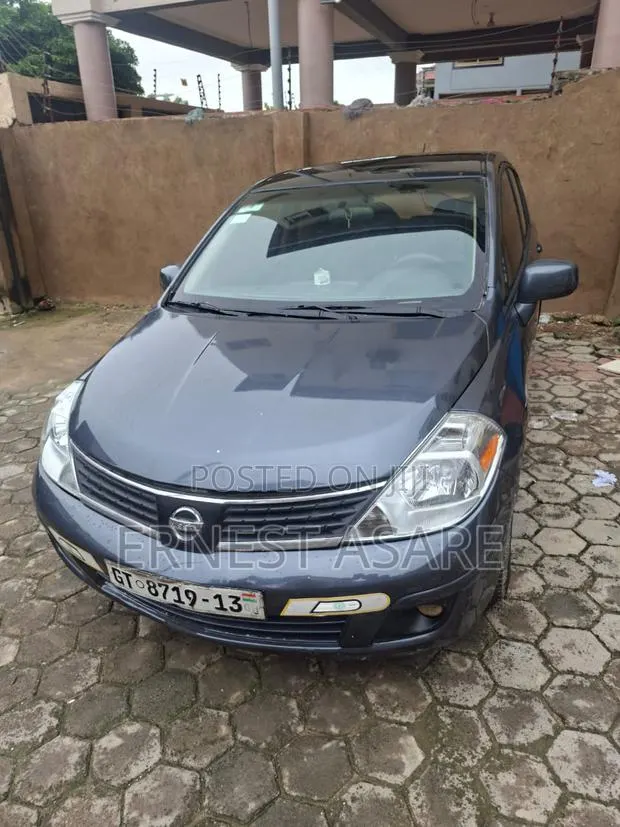 Nissan Versa 1.8 S Hatchback 2007 Gray · Photo 1