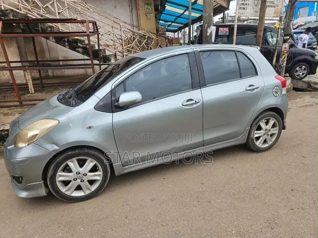 Toyota Yaris 2010 Silver · Photo 1