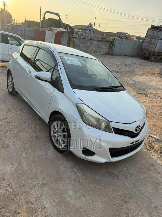Toyota Vitz 2013 White · Photo 1