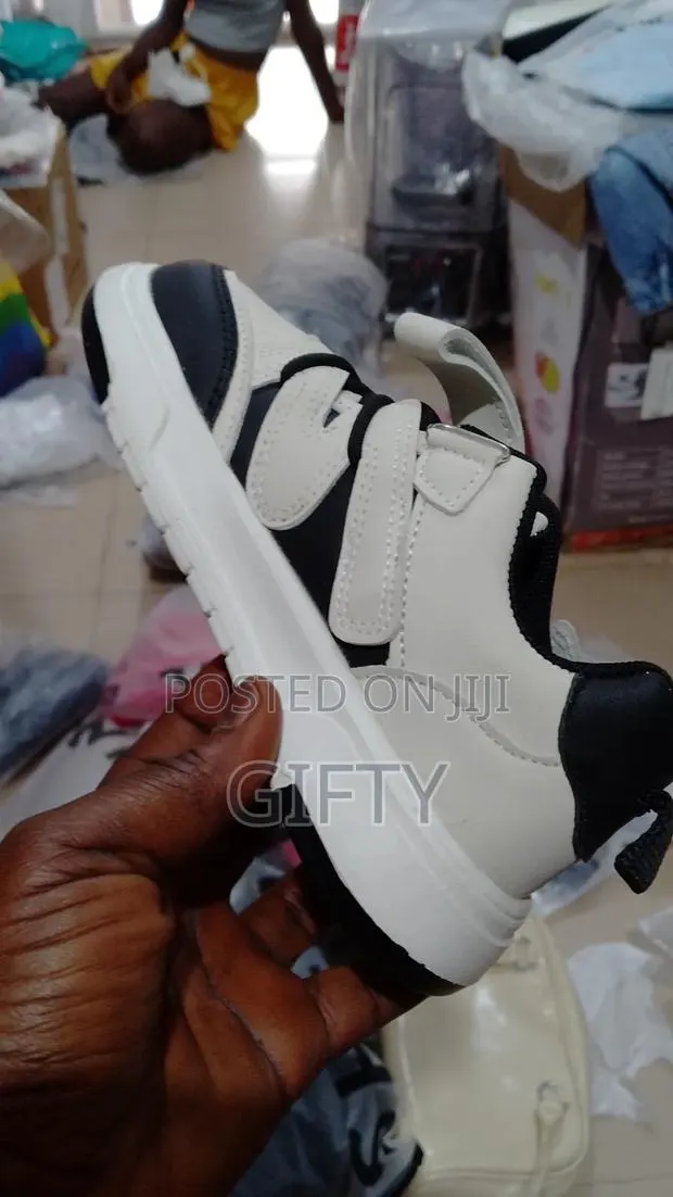 Kids Sneakers · Photo 1