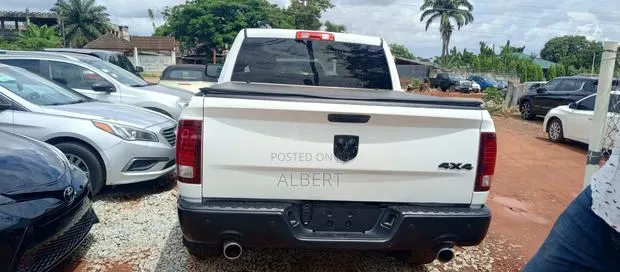 RAM 1500 2021 White · Photo 1