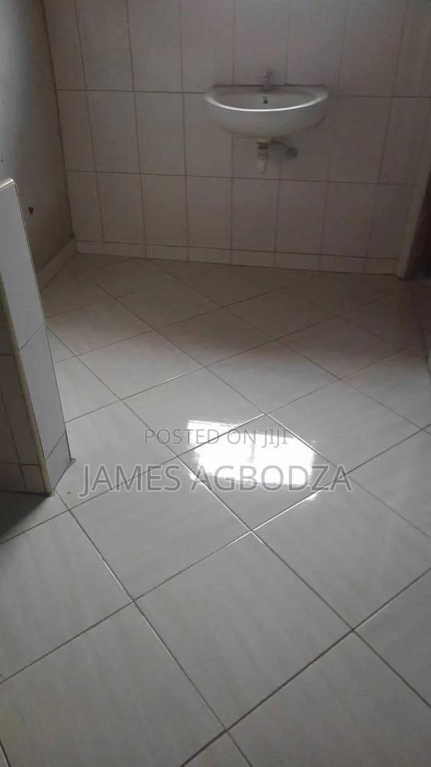 Good Tiles Worker · Photo 1