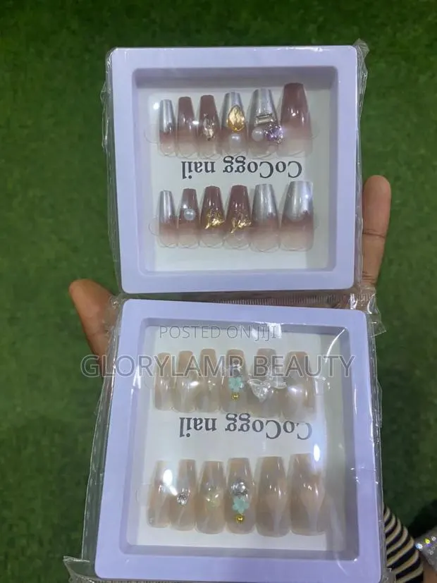 Luxury Reusable Press-on Nails –Elegant Decorative Artificial Nail Kit · Photo 1