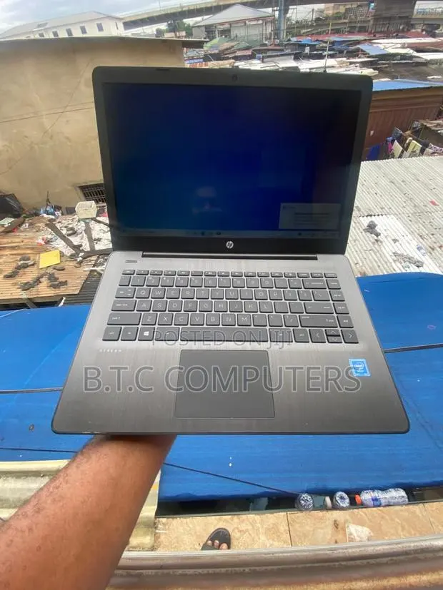 Laptop HP Stream Laptop 4GB Intel Celeron SSD 32GB · Photo 1