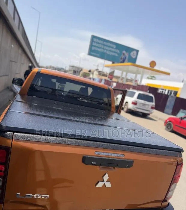 Mitsubishi L200 Trifold Bucket Covers 2023 2024 2025 2026 · Photo 1