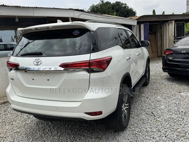 Toyota Fortuner 2.7 AWD 2019 White · Photo 1