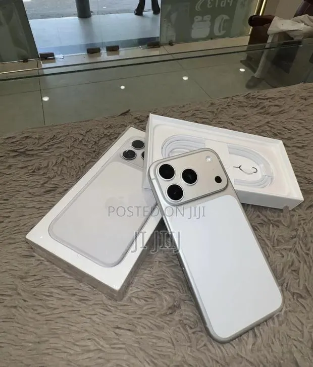 Apple iPhone 17 Pro Max 256 GB White · Photo 1