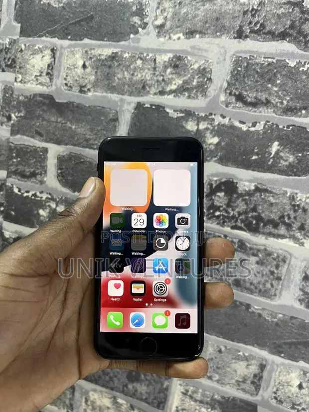 Apple iPhone 7 32 GB Black · Photo 1