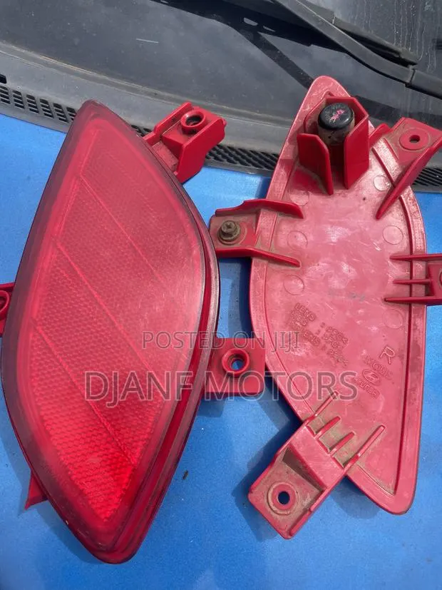 Hyundai Elantra GT Back Bumper Reflector · Photo 1