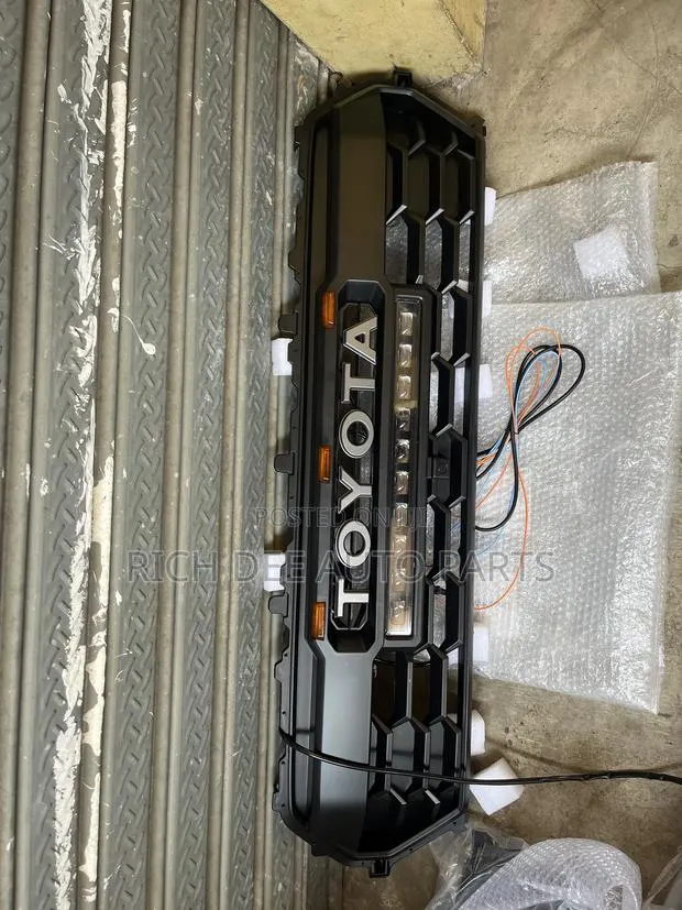 Toyota Tacoma 2024, 2025 Front Grille\ Top Shells · Photo 1