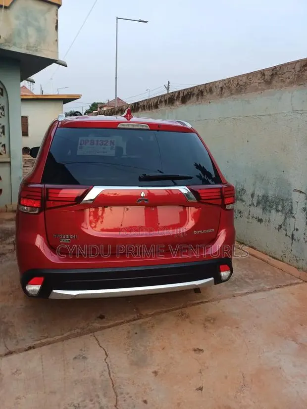 Mitsubishi Outlander PHEV 2018 · Photo 1