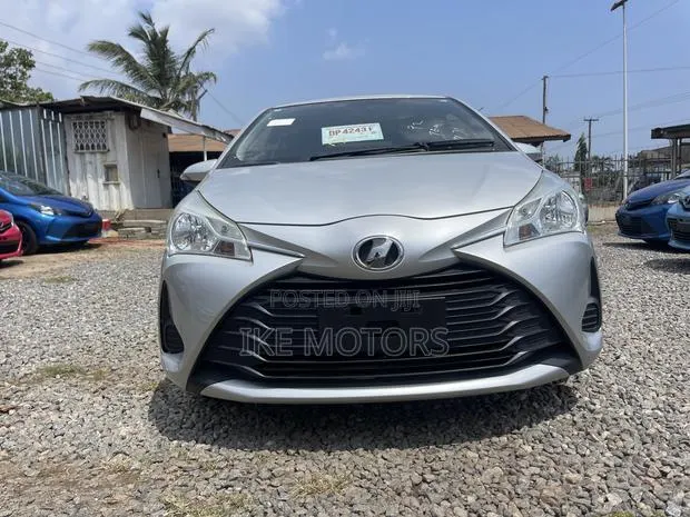 Toyota Vitz 1.3 AWD 3dr 2017 Silver · Photo 1