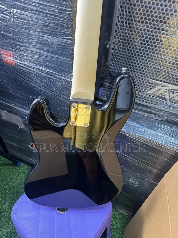 Passive Bass Guitar · Photo 2