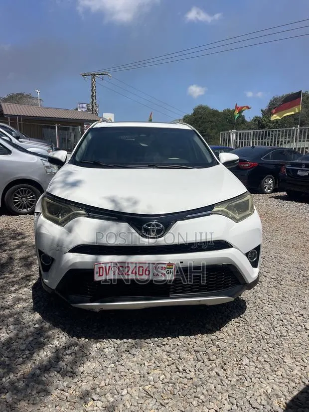 Toyota RAV4 XLE AWD (2.5L 4cyl 6A) 2017 White · Photo 1