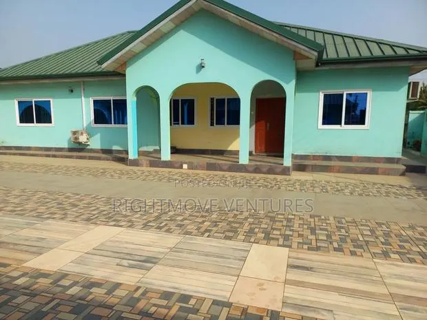Fully Furnished 4 Master Bedrooms Apartment at Apowa · Photo 1