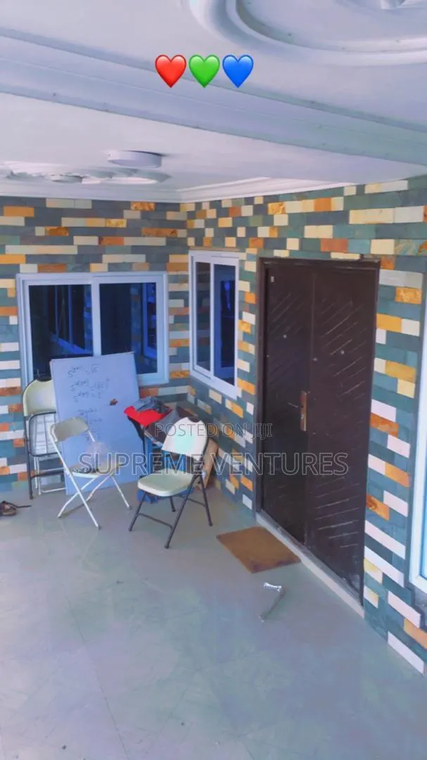 Elegant Marble Stone Gravel Wall And Floor Tiling · Photo 1