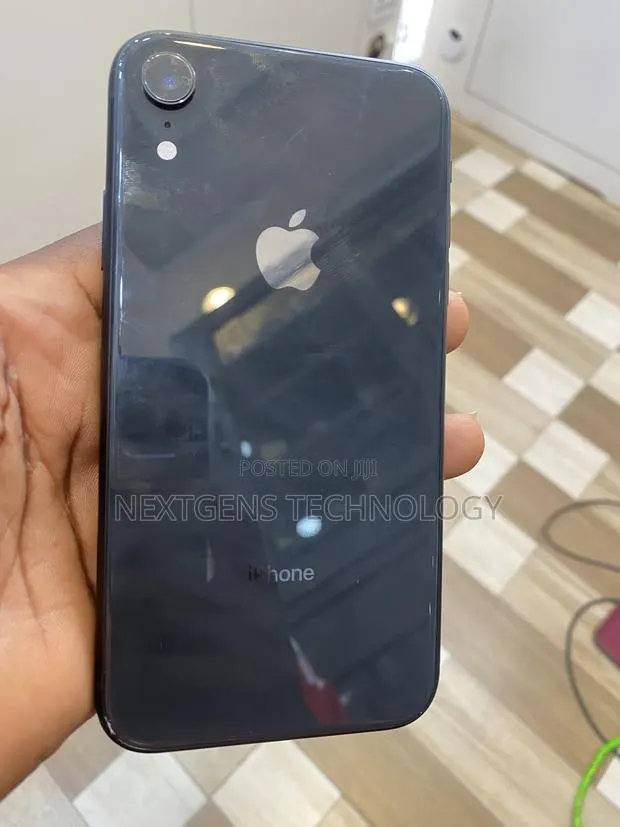Apple iPhone XR 64 GB Black · Photo 1