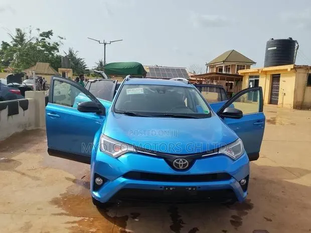 Toyota RAV4 LE 4dr SUV AWD (2.5L 4cyl 6A) 2018 Blue · Photo 1