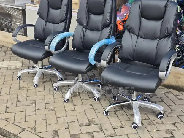 Executive Office Chair Features a Swivel Base · Photo 1