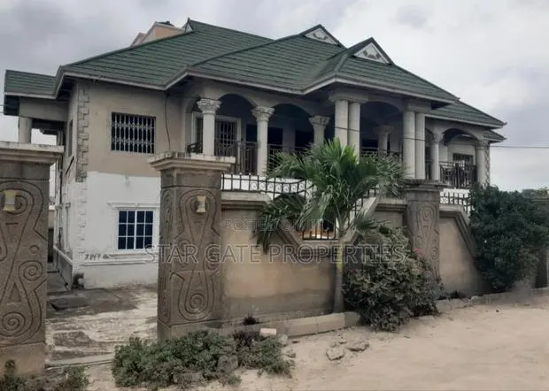 12bdrm House in Near Asokore for sale · Photo 1