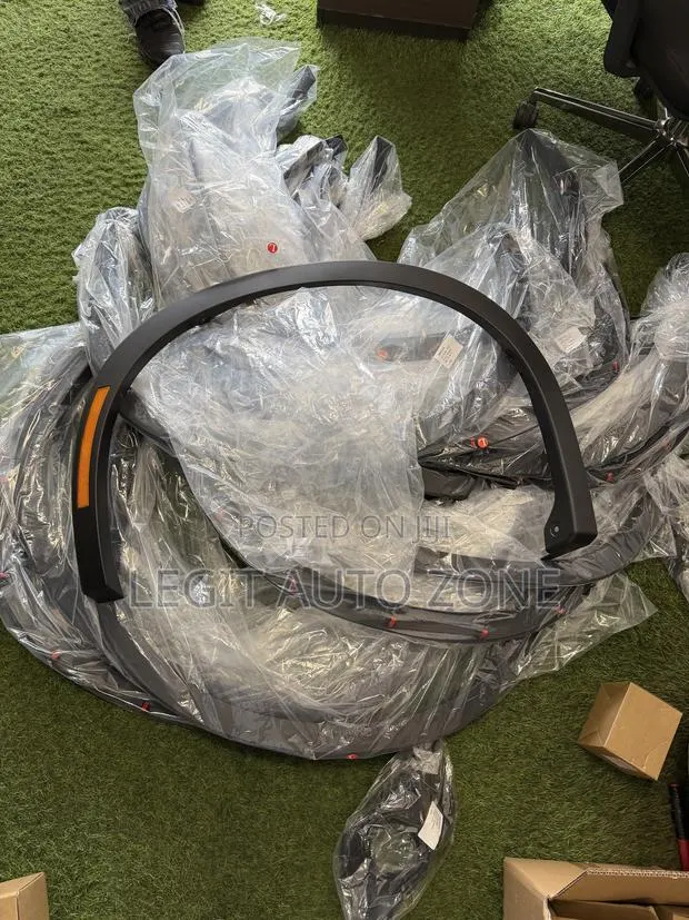 Mitsubishi Outlander 2022,2023,2024,2025, Fender Moulding Available · Photo 1