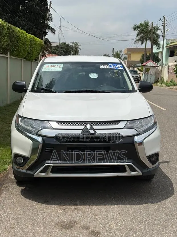 Mitsubishi Outlander SE FWD 2019 White · Photo 1