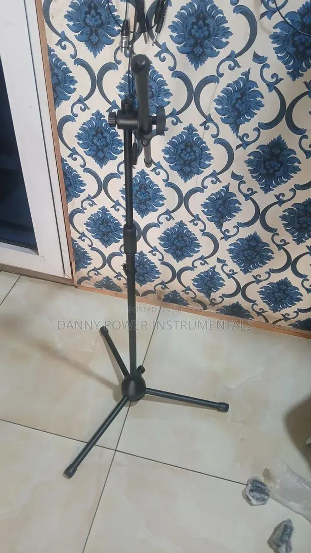 3 Legs Microphoene Stand · Photo 1