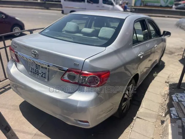 Toyota Corolla LE 4dr Sedan (1.8L 4cyl 4A) 2011 Silver · Photo 1