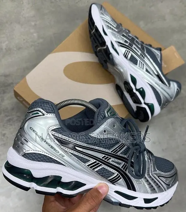 Asics. Old SCH and New Sch. · Photo 1