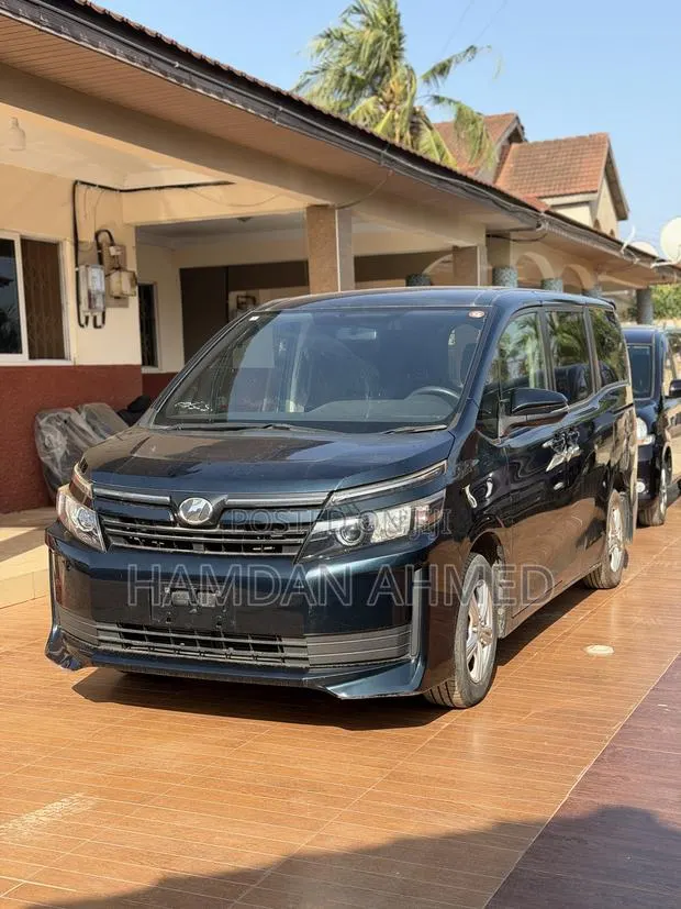 Toyota Voxy 2015 Blue · Photo 1