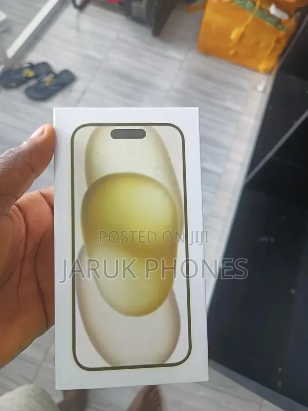 New Apple iPhone 15 256 GB Yellow · Photo 1