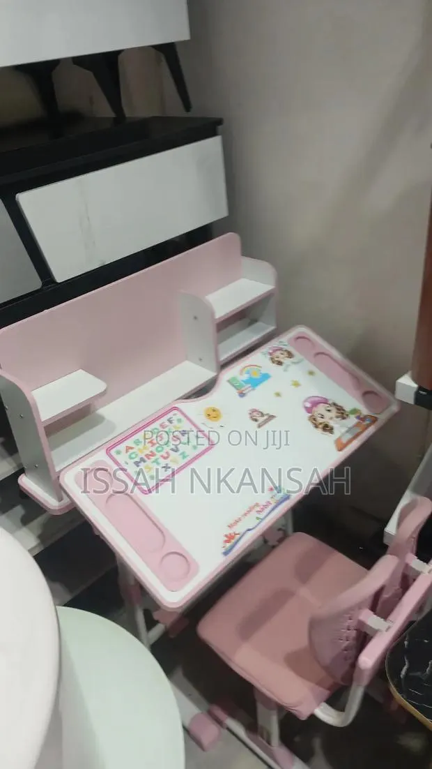Adjustable Kids Study Desk · Photo 3