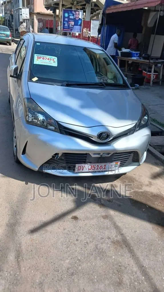 Toyota Vitz 1.0 FWD 5dr 2016 Silver · Photo 1