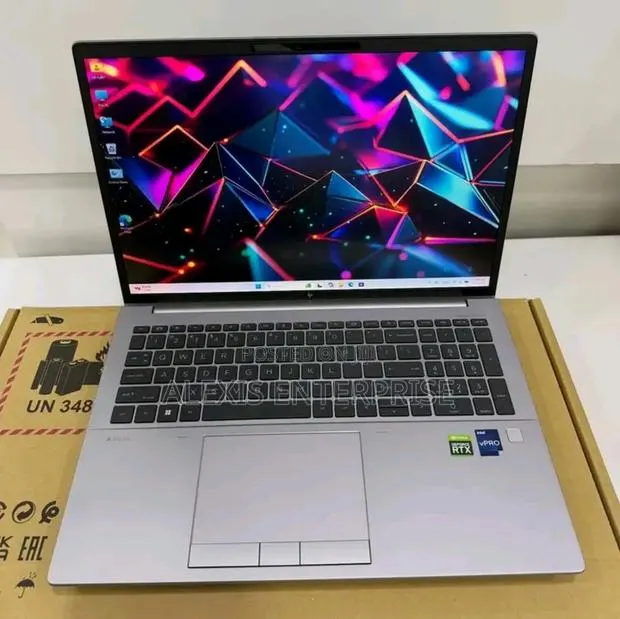 New Laptop HP ZBook Studio G8 32GB Intel Core i7 SSD 2T · Photo 1